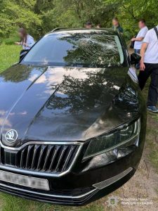 У Львові 33-річний кермувальник Škoda наїхав на поліцейського і втік з місця події