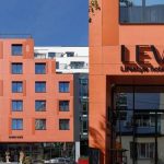 У готелі LEV у Львові чоловік випав з третього поверху і загинув