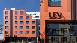 У готелі LEV у Львові чоловік випав з третього поверху і загинув