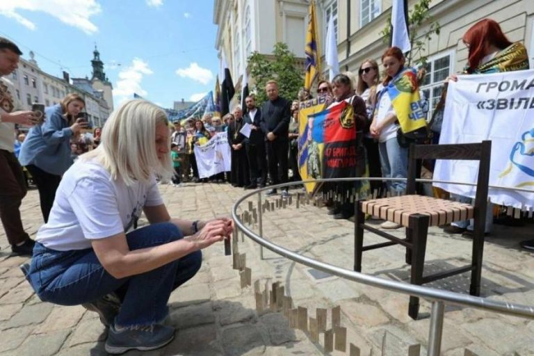 У центрі Львова на площі Ринок запрацювало “Місце надії” для родин зниклих і полонених