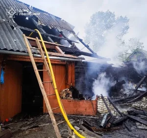 Рятувальники локалізували пожежу й врятували будівлі в селі Ісаї – Голос Сокальщини