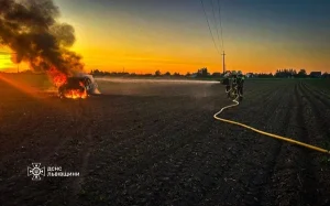 У Рудниках на Стрийщині легковик спалахнув під час ремонту