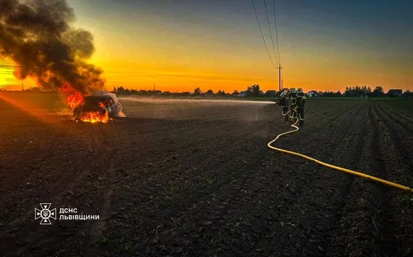 У Рудниках на Стрийщині легковик спалахнув під час ремонту