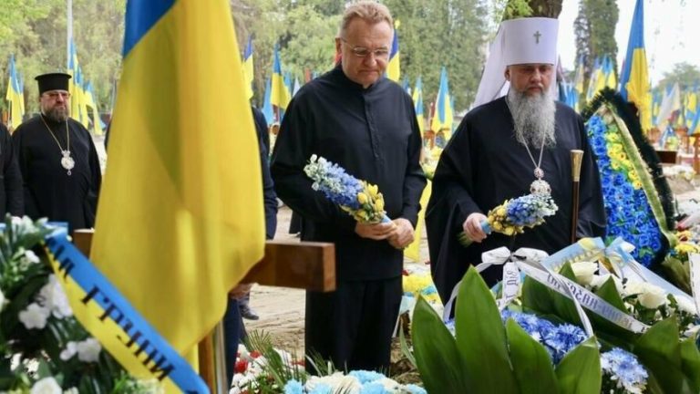 Митрополит Епіфаній у Львові віддав шану полеглим Героям — ФОТО