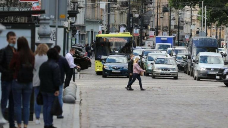 Сьогодні у Львові центр міста перекриють для приватних авто