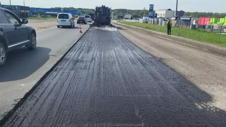 На одній із найінтенсивніших трас Львівщини оновлюють дорожнє покриття