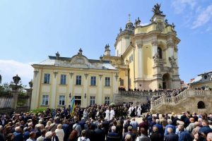 У Львові відбулася церемонія прощання зі Степаном Кубівим: Порошенко, Стефанчук і Садовий прийшли попрощатися — ФОТО