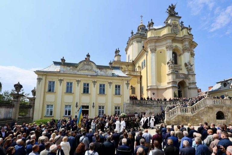 У Львові відбулася церемонія прощання зі Степаном Кубівим: Порошенко, Стефанчук і Садовий прийшли попрощатися — ФОТО