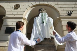 Скульптурні леви біля львівської Ратуші вдягли вишиванки — справжні українці — ФОТО
