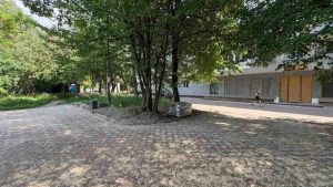 У Левандівці облаштовують територію напередодні відкриття ЦНАПу