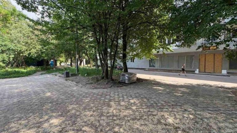 У Левандівці облаштовують територію напередодні відкриття ЦНАПу
