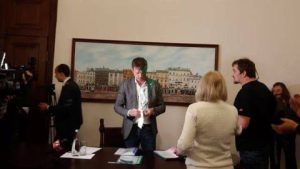 За обливання фарбою працівників Львівської мерії суд визнав Спринського винним у хуліганстві