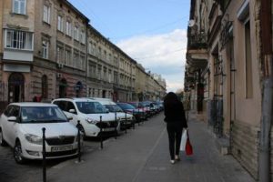 На двох вулицях Львова з’являться 66 нових паркомісць