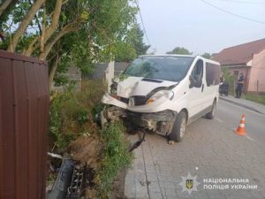 У Львові мікроавтобус в’їхав в огорожу, є постраждалі