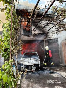 У Дрогобичі двоповерховий гараж із автомобілем охопив вогонь: власник намагався гасити самотужки — ФОТО