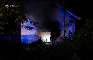 Нічна пожежа на Львівщині охопила житловий будинок — рятувальники врятували сусідні споруди