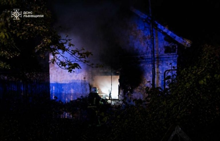 Нічна пожежа на Львівщині охопила житловий будинок — рятувальники врятували сусідні споруди