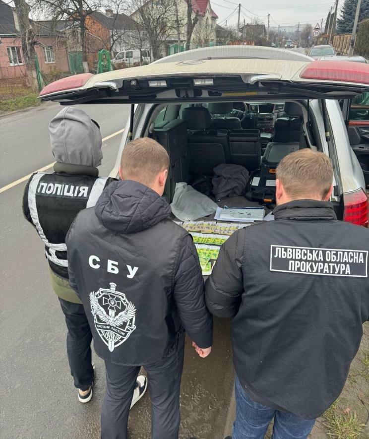 На Львівщині сільського голову та його спільника судитимуть за привласнення землі на мільйон гривень — фото