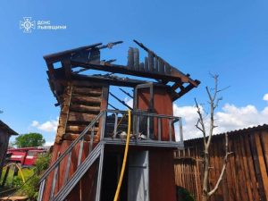 На Львівщині ліквідували масштабну пожежу, що поширилася на дах будівлі