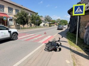 У Львівській області автівка збила 68‑річного водія електровелосипеда, його госпіталізували — фото