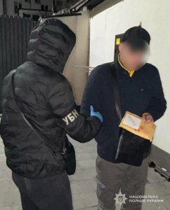 У Львові викрили наркоторгівців з Черкащини, які ховали кокаїн у книгах