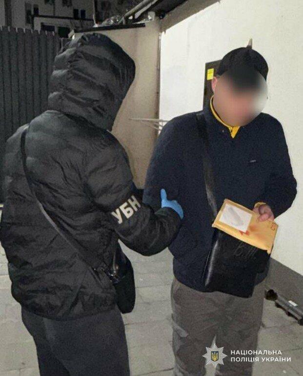 У Львові викрили наркоторгівців з Черкащини, які ховали кокаїн у книгах