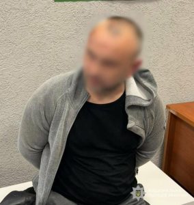 У Львові 43-річний чоловік напав на покупця в магазині й розбив його автомобіль