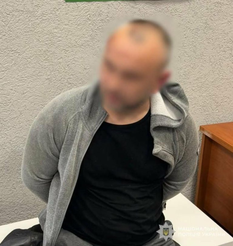 У Львові 43-річний чоловік напав на покупця в магазині й розбив його автомобіль
