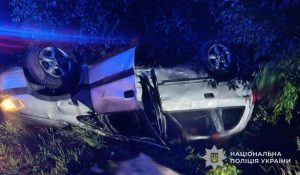 Вночі на Львівщині «Опель» з’їхав у кювет і перевернувся — ФОТО
