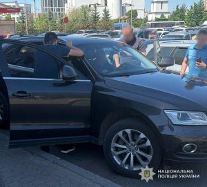 У Львові затримали батька й сина, які за $15 тисяч обіцяли фіктивну інвалідність і продавали послуги виїзду за кордон — ФОТО