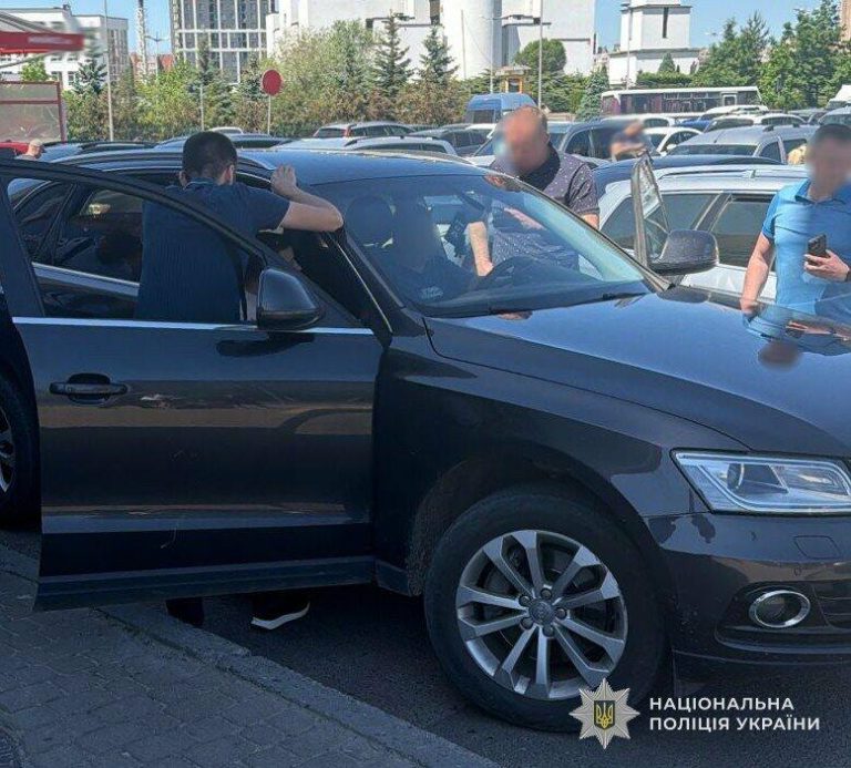 У Львові затримали батька й сина, які за $15 тисяч обіцяли фіктивну інвалідність і продавали послуги виїзду за кордон — ФОТО