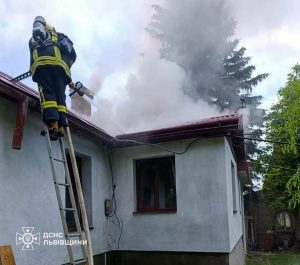 На Львівщині пожежники запобігли повному знищенню житлового будинку вогнем