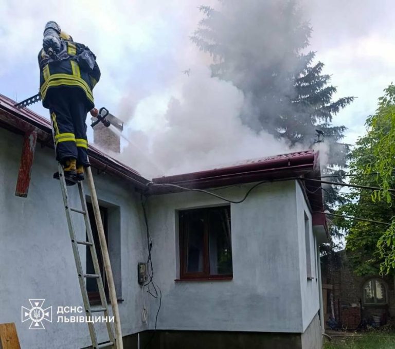 На Львівщині пожежники запобігли повному знищенню житлового будинку вогнем