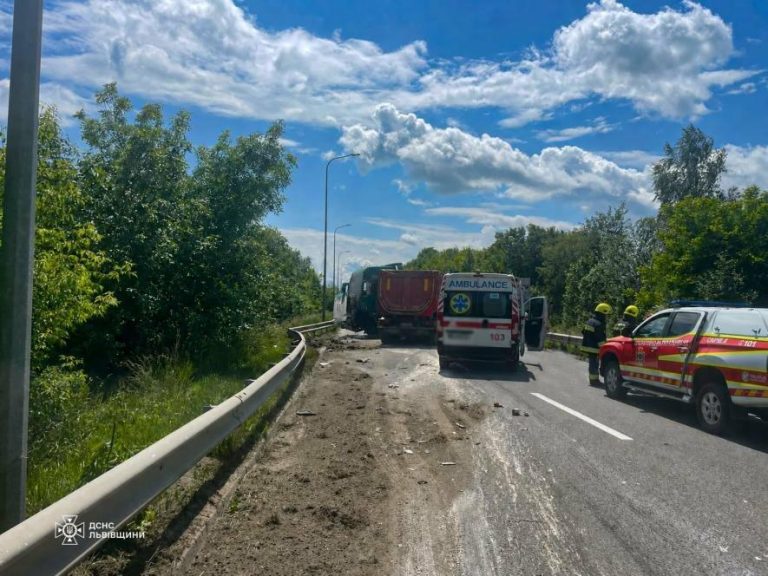 Під Львовом зіткнулися MAN та Mercedes-Benz — рятувальники визволили пораненого водія