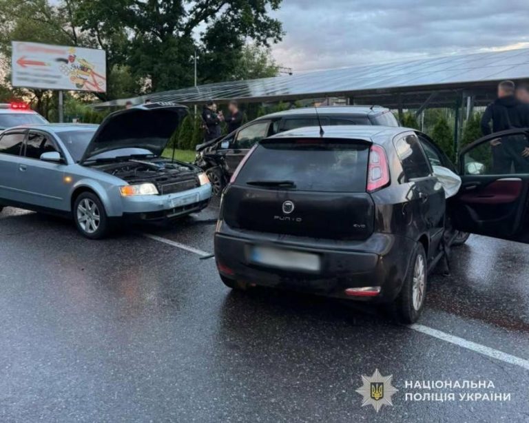 Три авто зіткнулися на Львівщині: двоє водіїв і 18-річна дівчина отримали травми