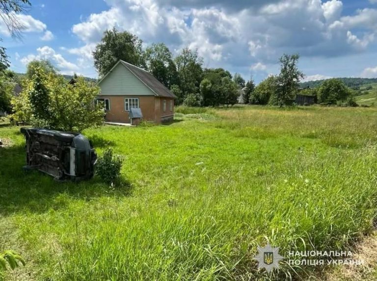 Трагічна аварія в селі Лаврів: госпіталізований водій помер у лікарні