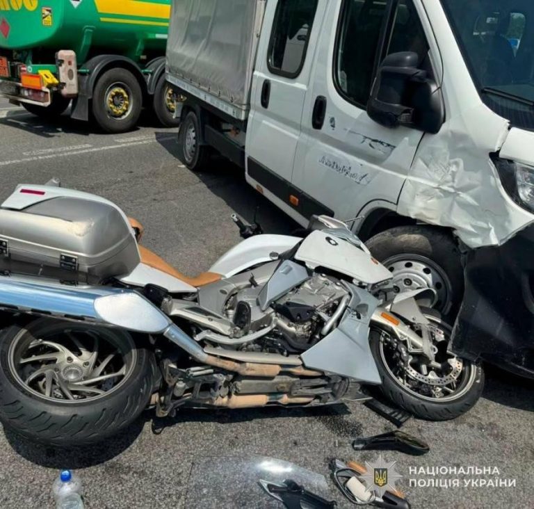 Дві аварії у Львові й районі: зіткнення мотоцикла з авто та інцидент за участі велосипеда й Skoda