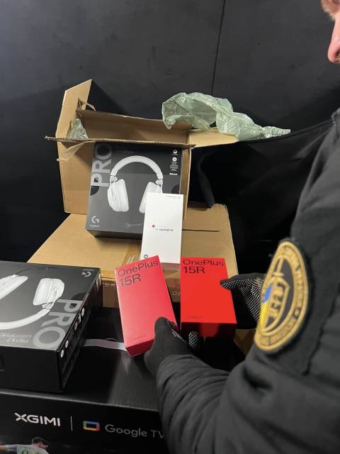 Прикордонники на кордоні з Польщею викрили контрабанду техніки Apple та Xiaomi на понад мільйон гривень