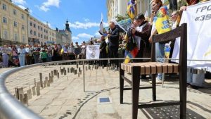 Як у Львові родини полонених і зниклих безвісти можуть оформити іменний жетон для «Місця надії»