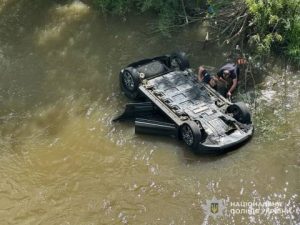 У Стрийському районі водій Opel Ampera загинув після з’їзду авто в річку