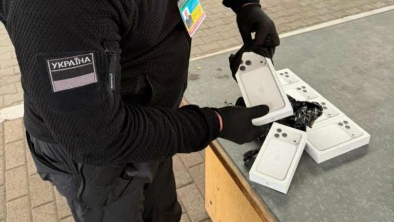 На Львівщині виявили контрабанду iPhone зі схованками в панелях авто та під одягом