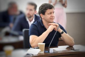 Минулого року депутат Івах став власником нової вантажівки з напівпричепом