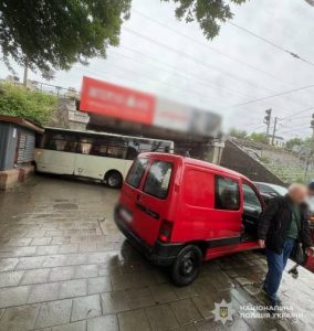 У Львові маршрутка після зіткнення з легковиком в’їхала у стіну, є постраждалі серед пасажирів