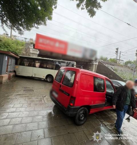 У Львові маршрутка після зіткнення з легковиком в’їхала у стіну, є постраждалі серед пасажирів