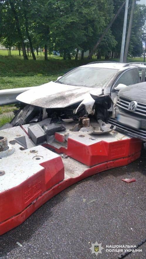 У Стрийському районі під час руху з вантажівки випала бетонна плита і спричинила дві дорожні аварії