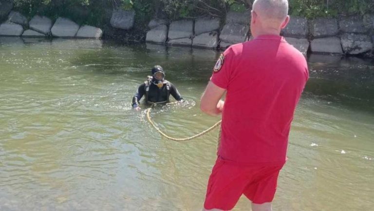Рятувальники-водолази дістали з річки Стрий тіло 24-річного юнака