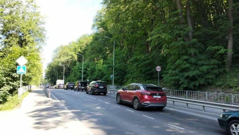 Перекриття руху на Тракті Глинянському подовжили