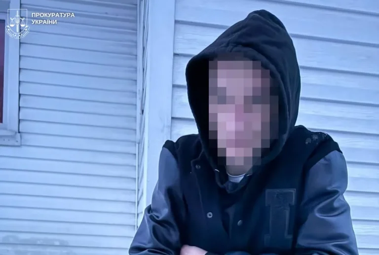 Жителя Стрийського району засудили до 6 років за викрадення банківської картки та збут канабісу