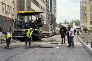 У Львові завершили укладання нижнього шару асфальту на частині вулиці Залізничної