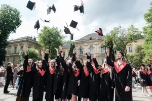 Понад 560 молодих фахівців отримали дипломи у Львівському медуніверситеті